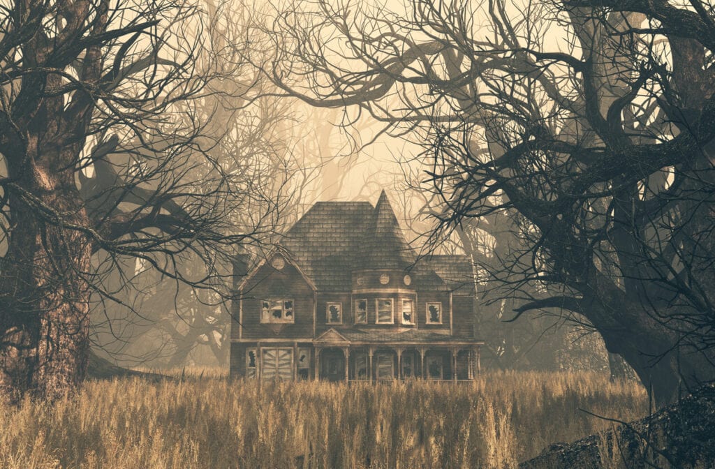 Hemsökt hus i skogen